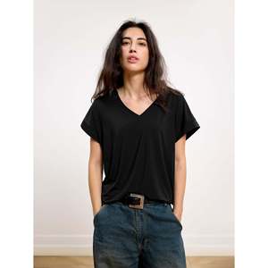 T-shirt en tricot Urban Ease pour femme, personnalisé et de qualité supérieure - Product Image 1