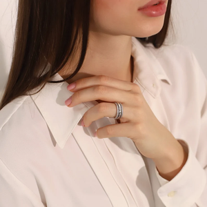 แหวนหมั้นทรงกลมแบบคลาสสิกประดับโมอิสซาไนต์  วัสดุสแตนเลส ลายเรขาคณิต พร้อมใบรับรอง IGI - Product Image 6