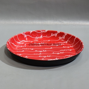 Encantadora bandeja roja para servir en Navidad con letras onduladas de forma redonda y borde negro sofisticado para un aspecto elegante de vacaciones - Product Image 1