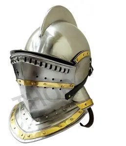 Mittelalter licher Burgonet Helm Römischer Helm Free Wooden Stand Armor Helm Mittelalter liches Kostüm Metallic One Size