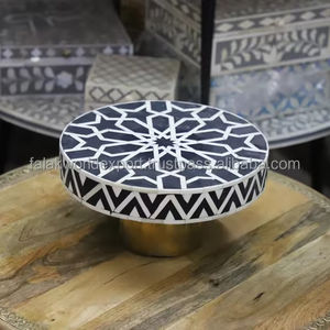 Support à gâteau classique en bois poli avec motif floral carré, incrustation d'os, présentation élégante pour gâteaux de mariage et de fête par FWE - Product Image 3