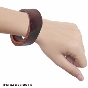 Brazalete de Madera Oscura Natural Hecho a Mano, Brazalete de Madera Geométrico Ancho y Curvo, Joyería Boho para Mujer - Regalo Ecológico para Ella - Product Image 6