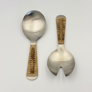 Ensemble de cuillère et de fourchette à salade en acier inoxydable poli argenté, design artisanal en rotin, pour mariage - Product Image 6