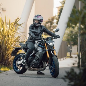 Casco de Motocicleta Abatible Airoh Connor Achieve con Doble Visera, Certificado DOT, Acabado Gráfico Rosa Mate, para Mujer, 4 Estaciones, Talla M - Product Image 2