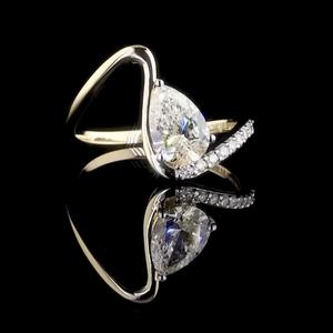 แหวนหมั้นทองคำหรูหราสำหรับผู้หญิง ประดับเพชรทรงลูกแพร์ ดีไซน์ทันสมัย ได้รับการรับรอง สำหรับงานแต่งงานและสวมใส่ในชีวิตประจำวัน - Product Image 2