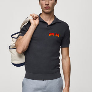 Pull en maille 100% coton sur mesure pour homme, streetwear, respirant, col en V, couleur unie, manches courtes, logo sur le devant - Product Image 1