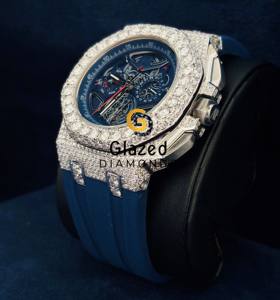 Rehaussez votre style avec notre montre à bracelet en caoutchouc bleu sertie de diamants de moissanite de pointe, clarté VVS - Product Image 3