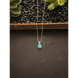Collier vintage en turquoise de Kingman et argent sterling fait main par les Navajo, chaînes à perles avec motifs floraux et cœurs, cadeau pour elle - Product Image 1