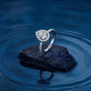 Anillo de compromiso con halo de diamantes cultivados en laboratorio, anillo de novia solitario de oro blanco, anillo de promesa con diamante talla pera, joyería fina elegante - Product Image 4