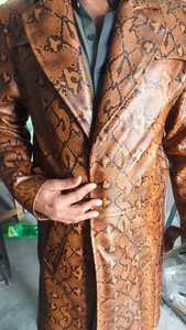 Chaqueta de bombardero larga Vintage hecha a mano para hombre, piel de oveja genuina con diseño de avestruz de serpiente en relieve, logotipo frontal teñido liso - Product Image 2