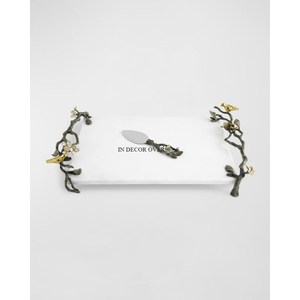 Bandeja de servicio de forma rectangular hecha de mármol de primera calidad con asas de diseño floral de metal chapado en oro a un precio impresionante - Product Image 3