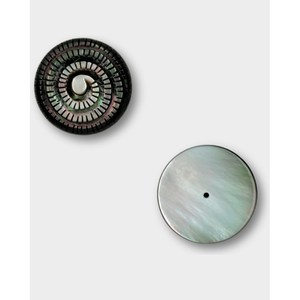 Perles en nacre noire sculptées à l'effigie de fossiles - Product Image 4