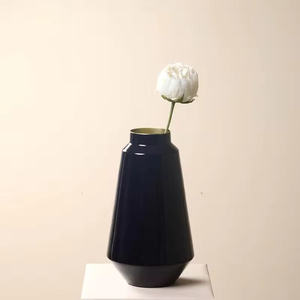Vase en fer au design moderne 2026, noir émaillé, en forme de bouteille, idéal pour la décoration en gros – Meilleures ventes - Product Image 2