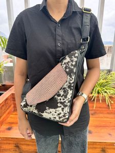 Bolso de pecho de un solo hombro de cuero con pelo artesanal más vendido para bolsos cruzados de cuero de vaca occidental Unisex - Product Image 4