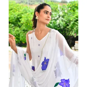 Ensemble de costume floral pour femmes suisses en blanc et bleu - Product Image 4