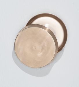 Sous-verres en cuivre métallique Sous-verres en noyer en vente Artisanat métallique décoratif Sous-verres de bureau pour la décoration de table Articles de décoration pour la maison - Product Image 1