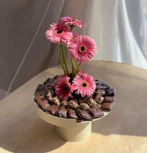 Bol à chocolat de luxe moderne avec accents métalliques, confiseries gourmandes de qualité supérieure dans un plateau rond élégant - Product Image 3