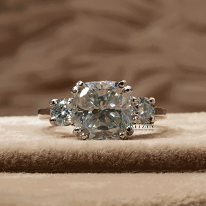 Anillo de compromiso para mujer con diamante cultivado en laboratorio de corte redondo y estilo de tres piedras, engaste de oro rosa con puntas. - Product Image 5