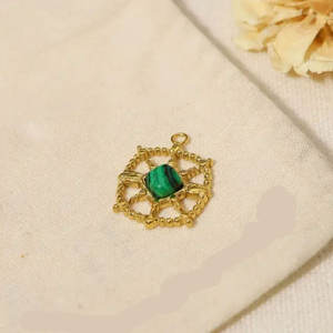 Pendentif vintage à fermoir en malachite et laiton 10 mm pour prix de gros & MANGALMAY CORPORATION - Product Image 1