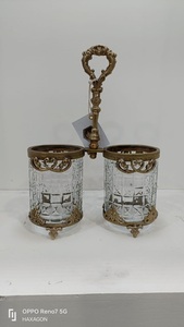 Porta condimentos vintage de latón y vidrio con un soporte ornamental con acabado antiguo de latón - Product Image 4