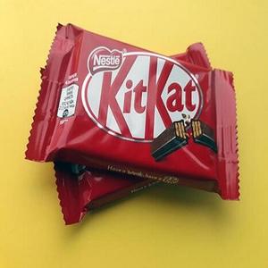 KitKat Premium 4 Finger Classic 41,5g Barre de chocolat solide et aux noix Origine Allemagne Qualité d'exportation - Product Image 1