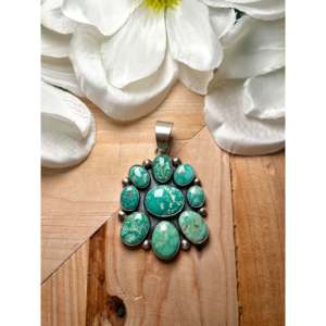 Pendentif artisanal en argent sterling avec variscite Broken Arrow de Kathleen Livingston, serti en clos, incrustation or rose, numéroté - Product Image 1