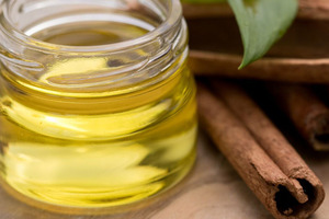 Vente en gros personnalisée, extrait de plantes pures, huile essentielle de cannelle cultivée dans la nature, bouteilles emballées à prix raisonnable - Product Image 4