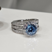 Cincin Solitaire Halo Ulang Tahun Religius Berlapis Emas 18K Perak 925 dengan Berlian Biru Buatan Laboratorium 2.00CT Bersertifikat IGI