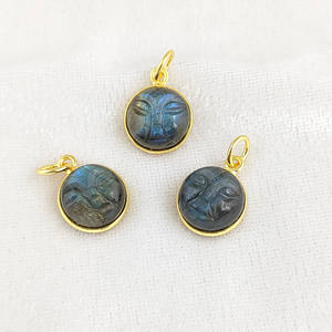 Visage Sculpture Gemme Charmes Lunette Ronde Pendentif À La Main Bijoux De Pierres Précieuses Or Vermeil Pendentif En Argent Pierre Précieuse Sculpture Pendentifs - Product Image 3