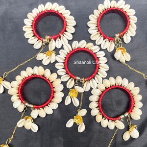 Hermosos brazaletes de concha de Cowrie Gotta Work en multicolor para mujeres y niñas para bodas, hldi,mehendi Resturing Favor Bangle - Product Image 4