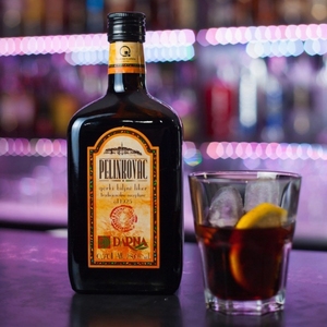 Licor Herbal Marrón Oscuro Darna Pelinkovac Rovigno, 28% de Alcohol, 700 ml x 6 Botellas, Croacia - Product Image 1