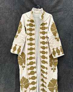 Chaqueta Larga y Chal Suzani Vintage de Terciopelo con Bordado a Mano, Producto Hecho a Mano para Mujer, Chaquetas al por Mayor - Product Image 4