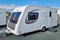 Caravane de voyage tout-terrain en aluminium, maison mobile, camping-car avec panneau solaire et rangement sur le toit pour le camping