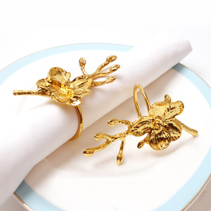 Les anneaux de serviette en métal à motifs floraux donnent à la décoration de table un aspect complet et poli, améliorant ainsi l'ambiance de la salle à manger. - Product Image 1