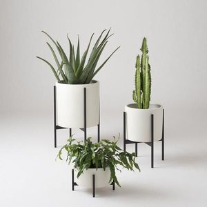 Pots de fleurs et jardinières en métal décoratifs faits à la main avec support finition enduite de poudre pour la décoration intérieure de la maison et du jardin - Product Image 5