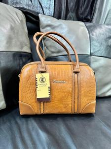 Sac à main en cuir de luxe grande capacité, fourre-tout de créateur à motif uni avec bandoulière réglable, idéal pour les voyages, tendance et élégant pour femmes. - Product Image 2
