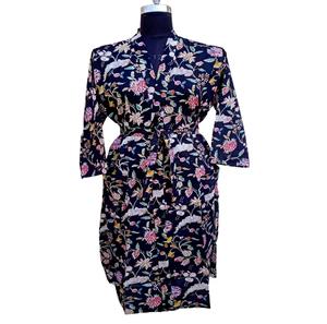 Sofisticado Vestido de Trabajo Bloom, Bata de Noche de Algodón con Kimono Estampado y Cinturón Separado - Product Image 4