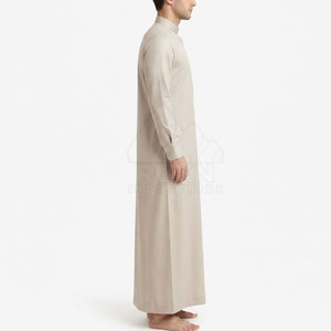 Thobe moderne simple et ajusté pour homme – Tenue islamique décontractée et élégante en coton léger, respirant et confortable, avec des détails soignés - Product Image 4