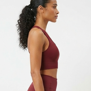 Soutien-gorge de sport côtelé personnalisé pour femme avec logo imprimé sur le devant, dos nageur, col rond, maintien moyen, respirant, idéal pour le fitness et le yoga - Product Image 5