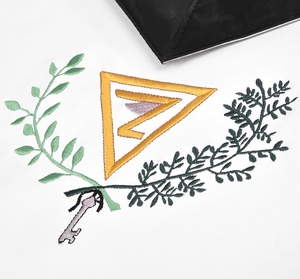 ผ้ากันเปื้อนพิธีกรรมเมสันแบบสก็อต ระดับที่ 4 ริบบิ้นลายโมเรสีดำ และพวงมาลัยปักลาย พร้อมบริการ OEM ลายดวงตาที่มองเห็นทุกสิ่ง - Product Image 4