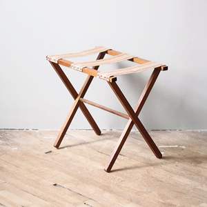 Portaequipajes de madera tradicional con acabado clásico, ideal para hoteles Heritage y estilos de Diseño de Interiores vintage - Product Image 4