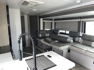 รถบ้านสำหรับตั้งแคมป์มือสอง ปี 2024 รุ่น Foorest River Wildwood X-Lite 273QBXLX - Product Image 5