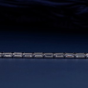 Bracelet tennis en diamants baguette cultivés en laboratoire, plaqué or blanc 14 carats, sertissage clos, diamants synthétiques - Product Image 4