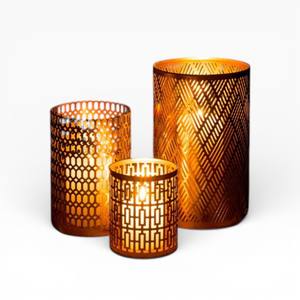 Ensemble de bougeoirs votifs en métal doré moderne avec motif contemporain en découpe pour un éclairage d'ambiance élégant - Product Image 1