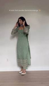 Presentamos una nueva colección de ropa femenina: Top de georgette sintética con bordado pesado y detalles de lentejuelas hechos a mano, y pantalón de seda con dupatta. - Product Image 3