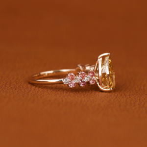 Luxueuse bague de fiançailles en or 18KT double diamant jaune poire coupe laboratoire créé avec pavé de réglage style classique-cadeau pour femme - Product Image 5