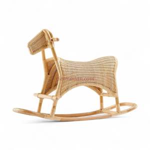 Chaise berçante pour bébé en rotin naturel, fabriquée à la main au Vietnam, pour un jeu calme et créatif - Product Image 1