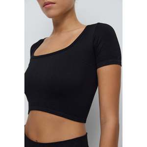 Kare Yaka Crop Top décontracté à col carré, longueur courte et logo frontal - pour le commerce électronique britannique - Product Image 4