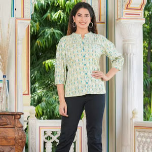 Elegante Camisa de Rayón con Estampado Floral Verde para Mujer, con Pliegues, Cuello Mao y Mangas Tres Cuartos, Diseñada para Uso Casual - Product Image 1