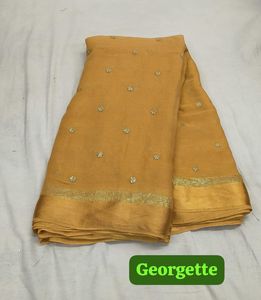 ผ้าจอร์เจียต์ปักลายเป็นมิตรกับสิ่งแวดล้อม ขอบผ้าซาติน ผ้าถักแบบวาร์ป ผสมขนสัตว์/วิสโคส กว้าง 43/44 นิ้ว - สำหรับชุดเดรส ผ้าทำความสะอาดบ้าน - Product Image 1